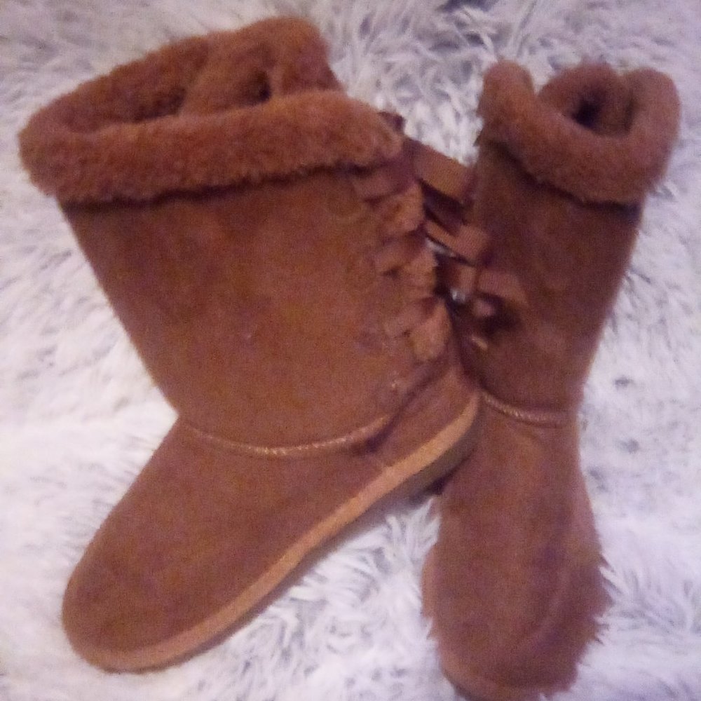 Brown Fur lined Boots Girls Size (1) With Bowties Accents Down the Back.